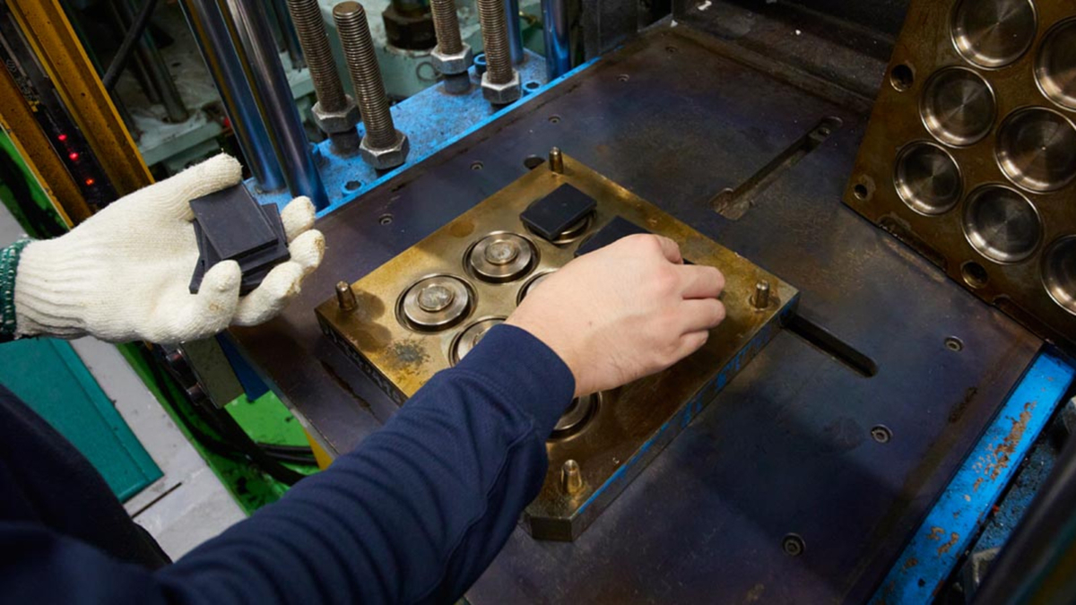 フッ素ゴムの加工